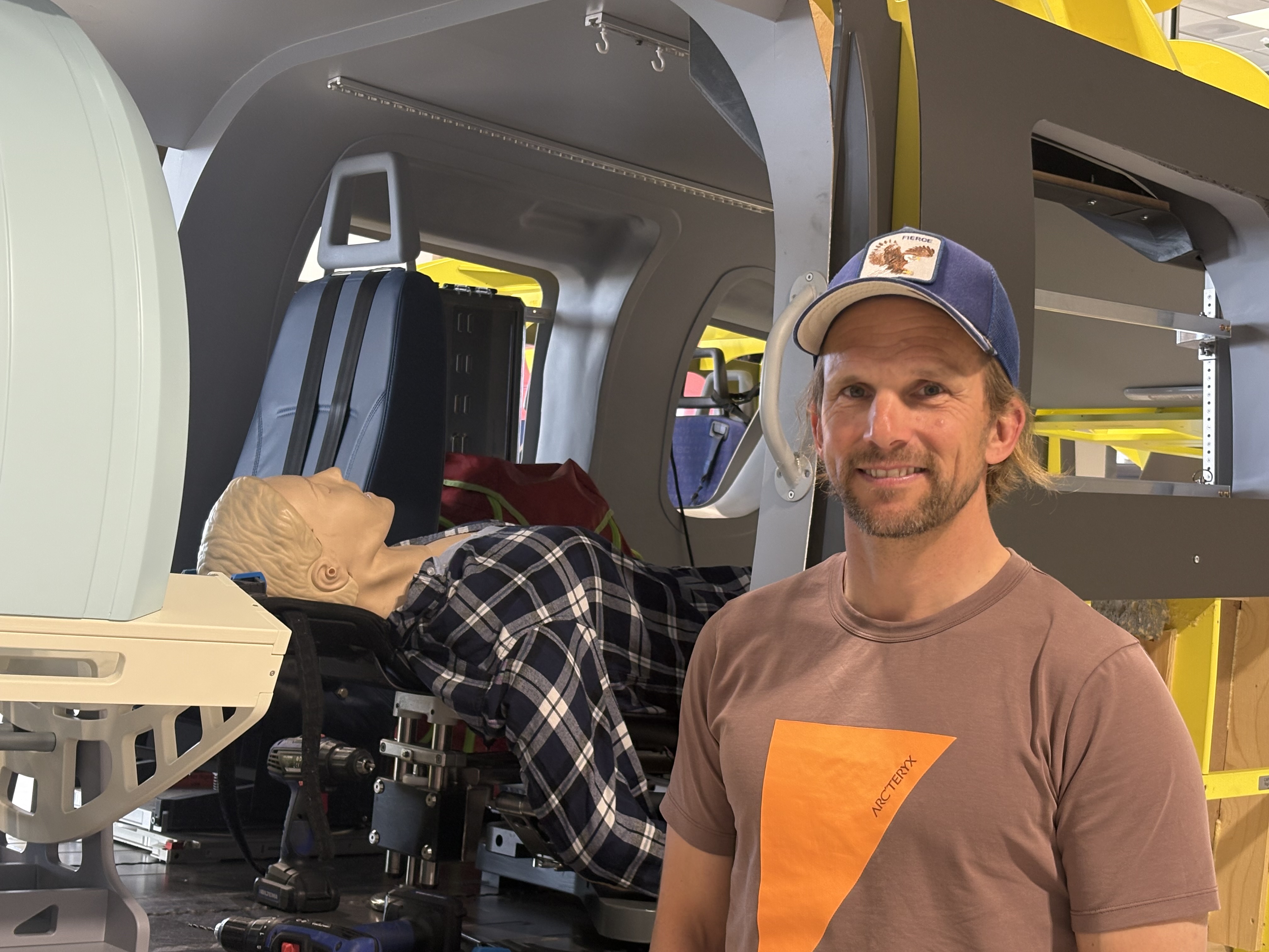 En mann med blå hatt