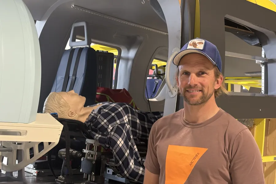 En mann med blå hatt