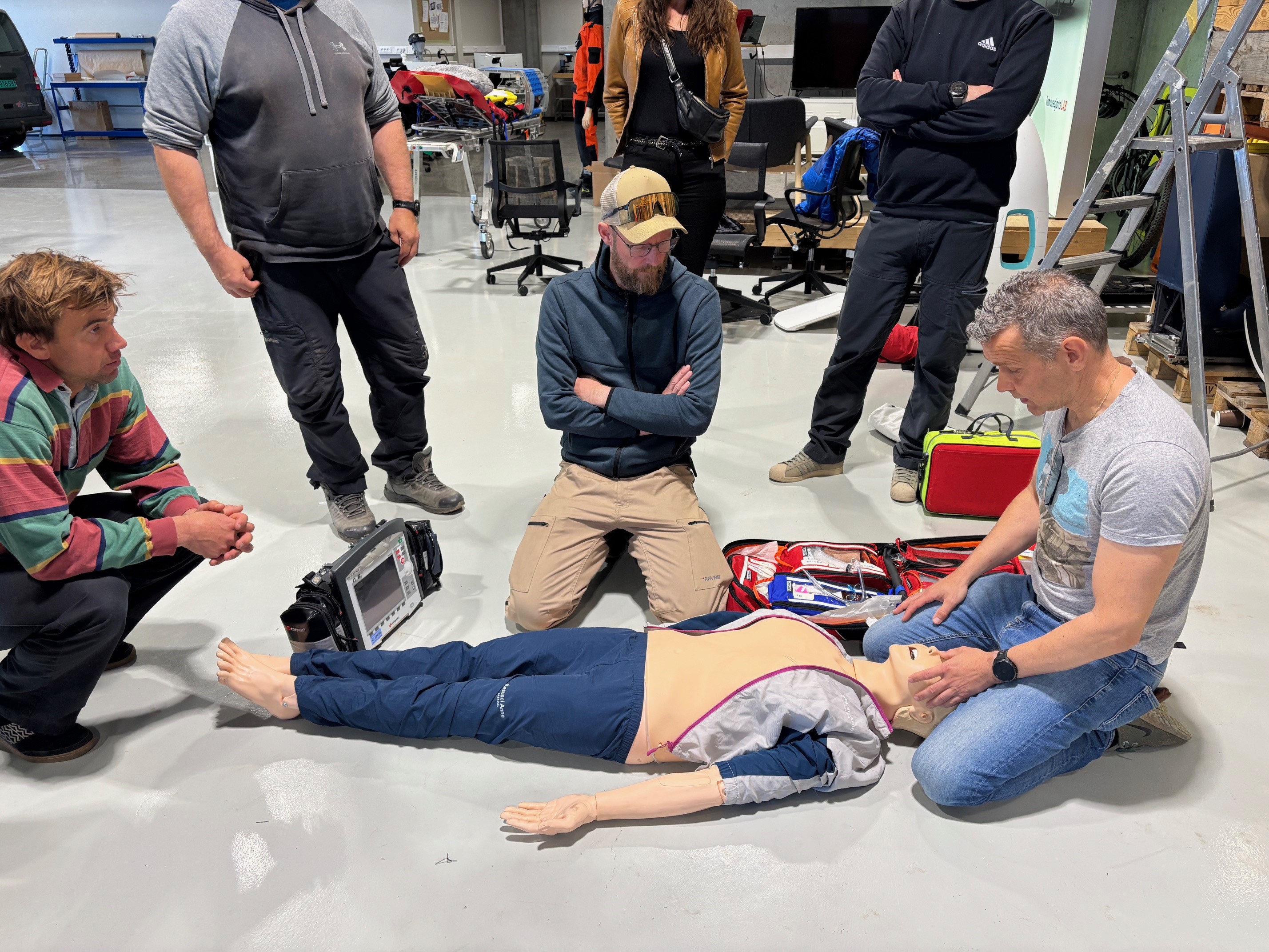 En gruppe mennesker som sitter på bakken