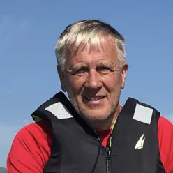 En mann iført en svart og rød jakke