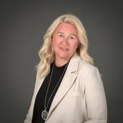 En person med skjerf rundt halsen