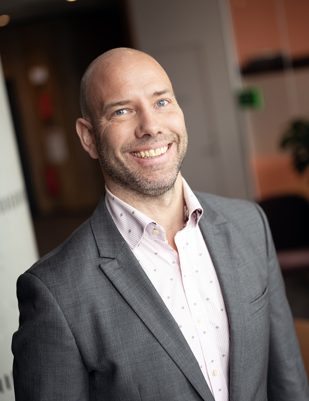 En mann som smiler til kameraet