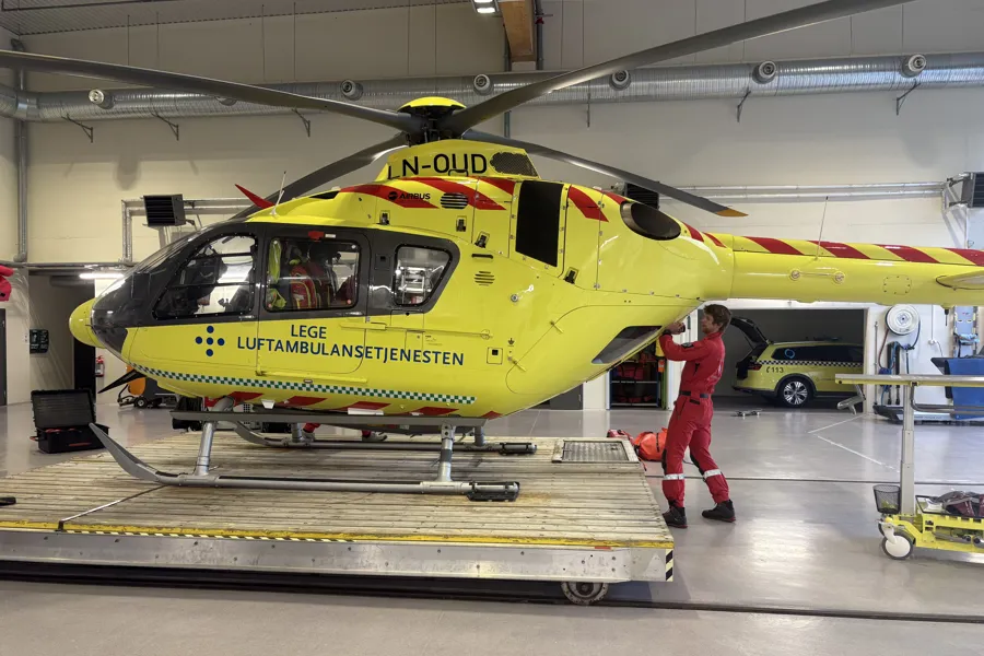 Ambulansehelikopter og redningsmann bak