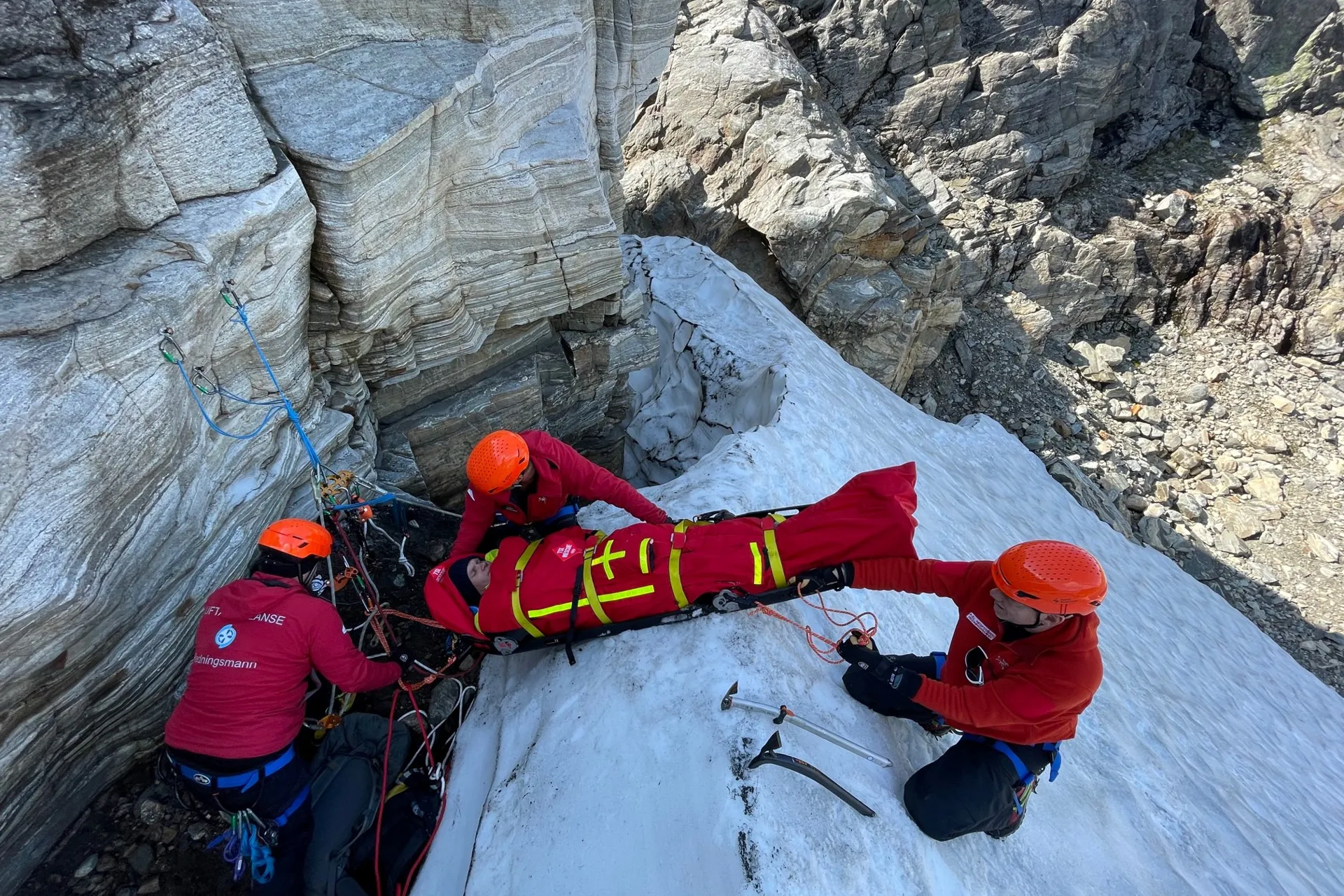 En gruppe mennesker som klatrer opp et fjell