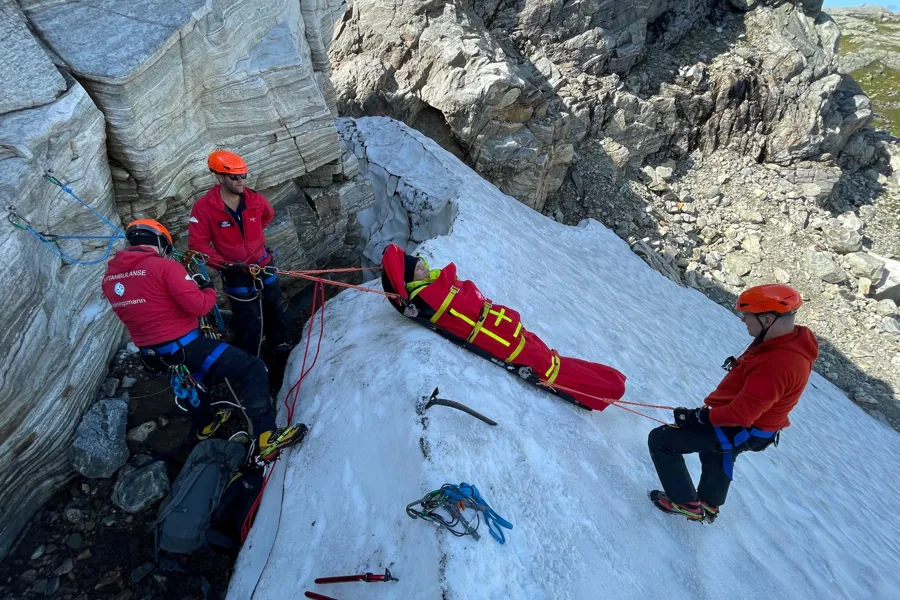 En gruppe mennesker som klatrer opp et fjell