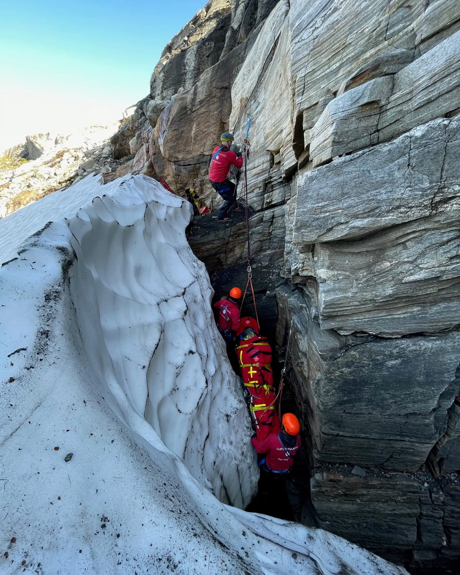 En gruppe mennesker som klatrer i en fjellvegg