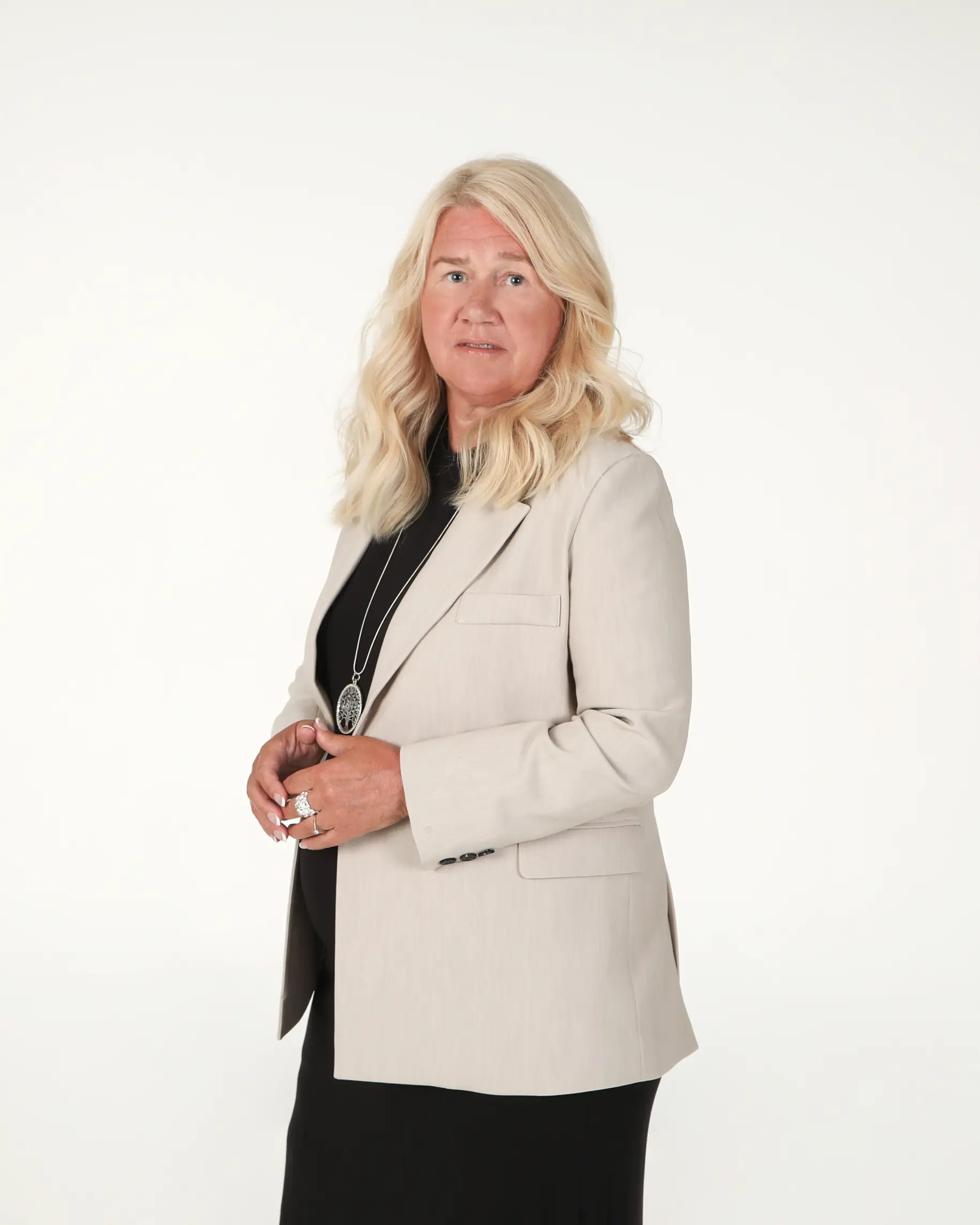 En kvinne i dressjakke