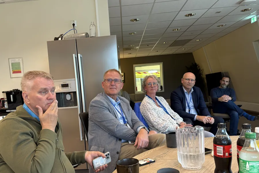 En gruppe mennesker som sitter rundt et bord