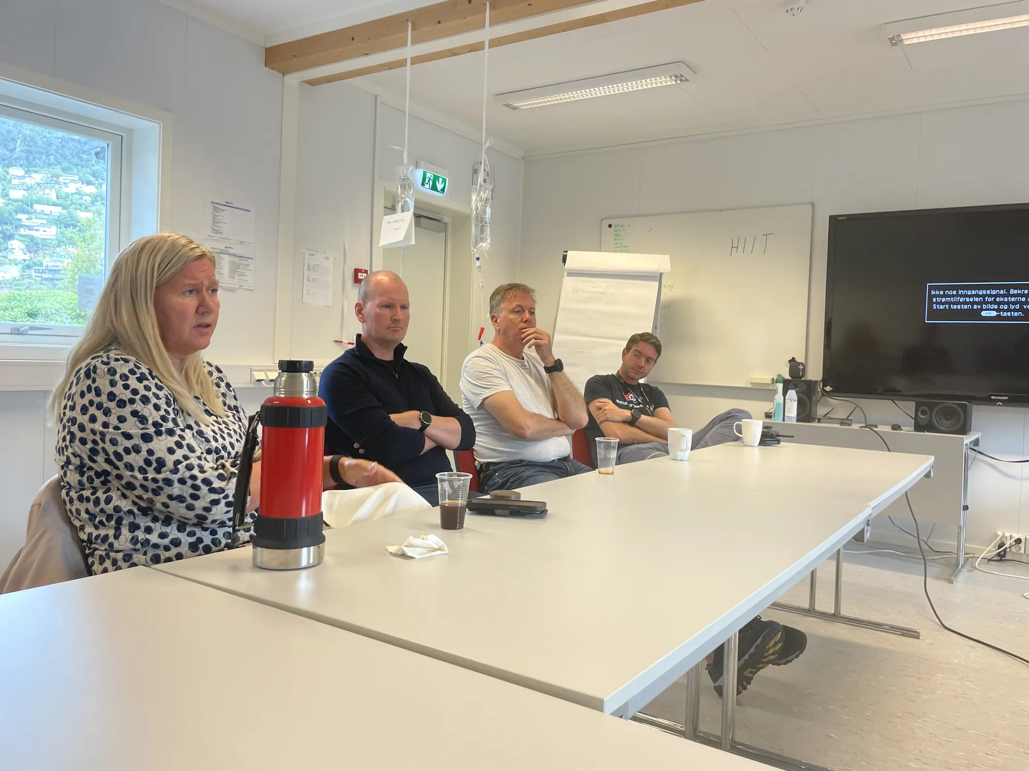 En gruppe mennesker som sitter ved et bord