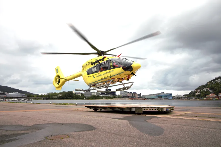 Et gult helikopter på en rullebane