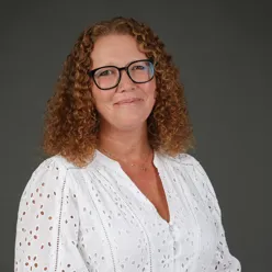 En person med krøllete hår