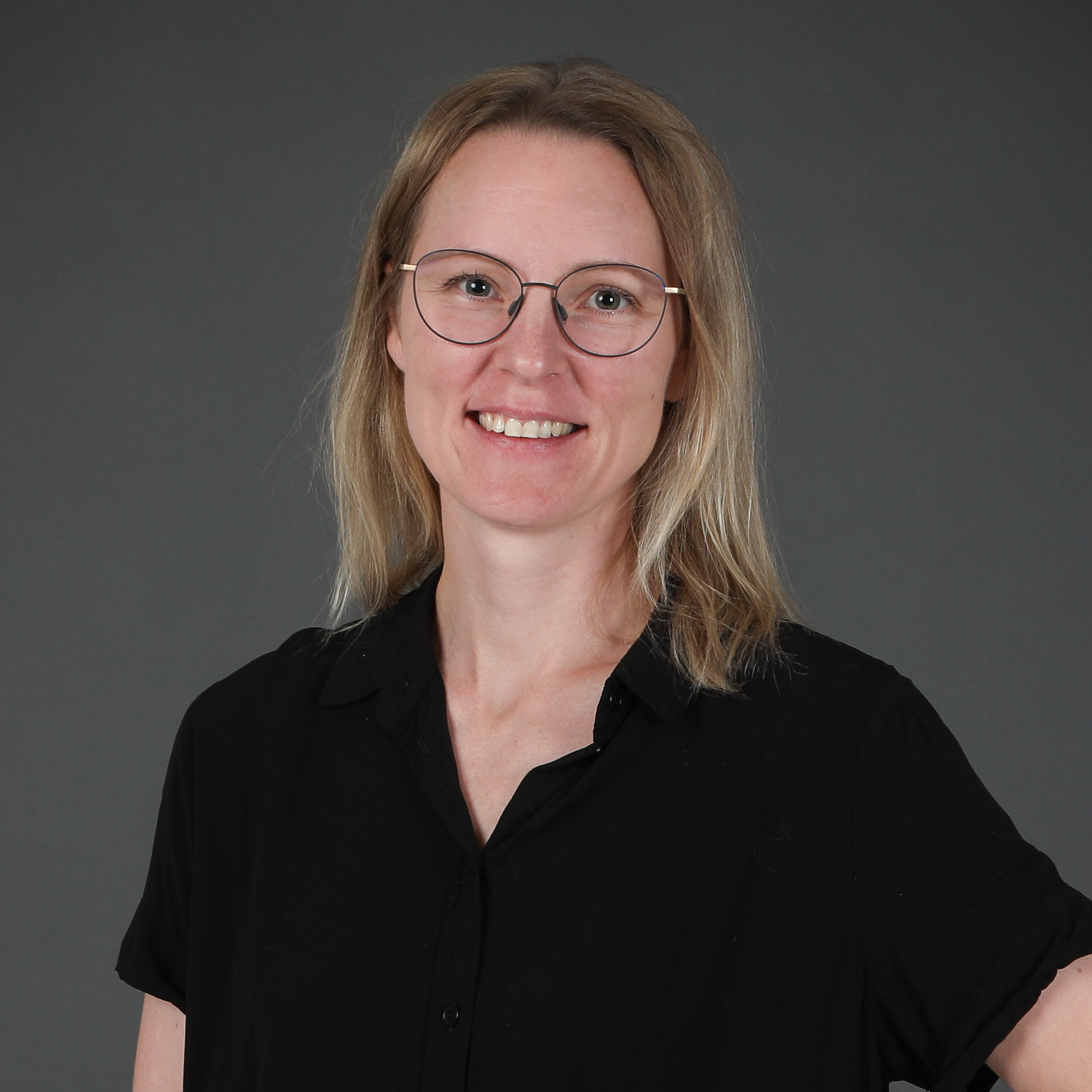 En person som bruker briller