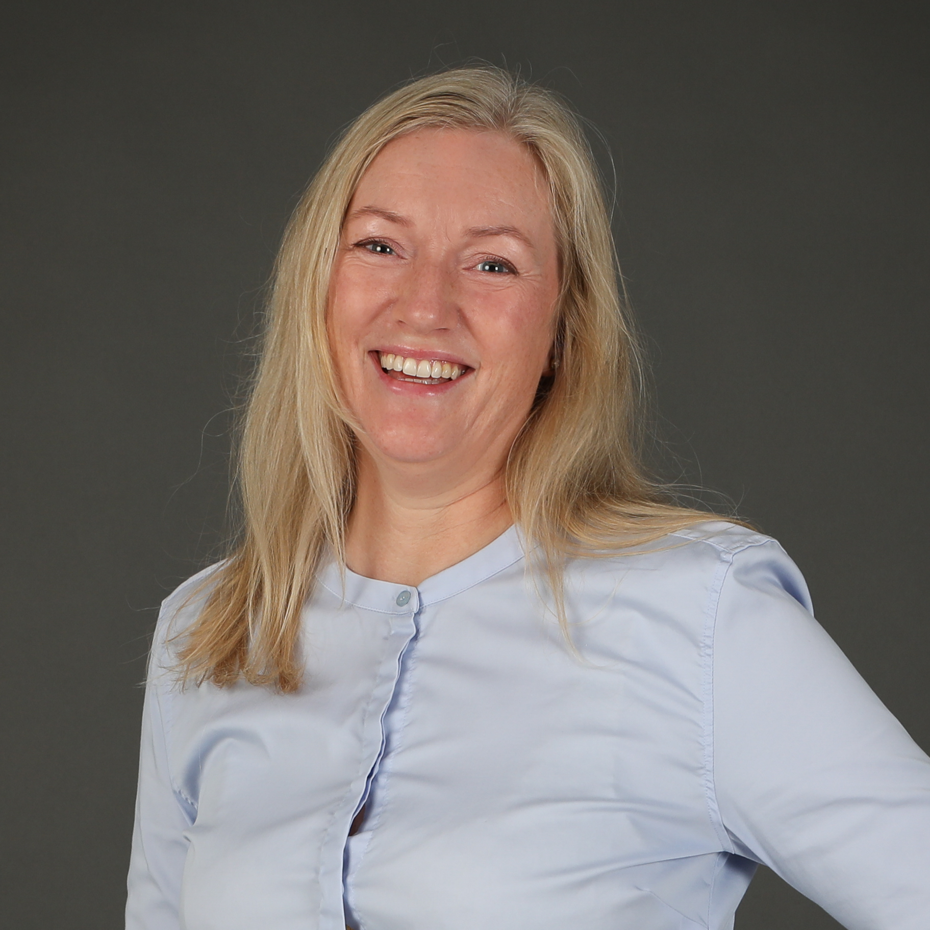 En kvinne iført en hvit skjorte