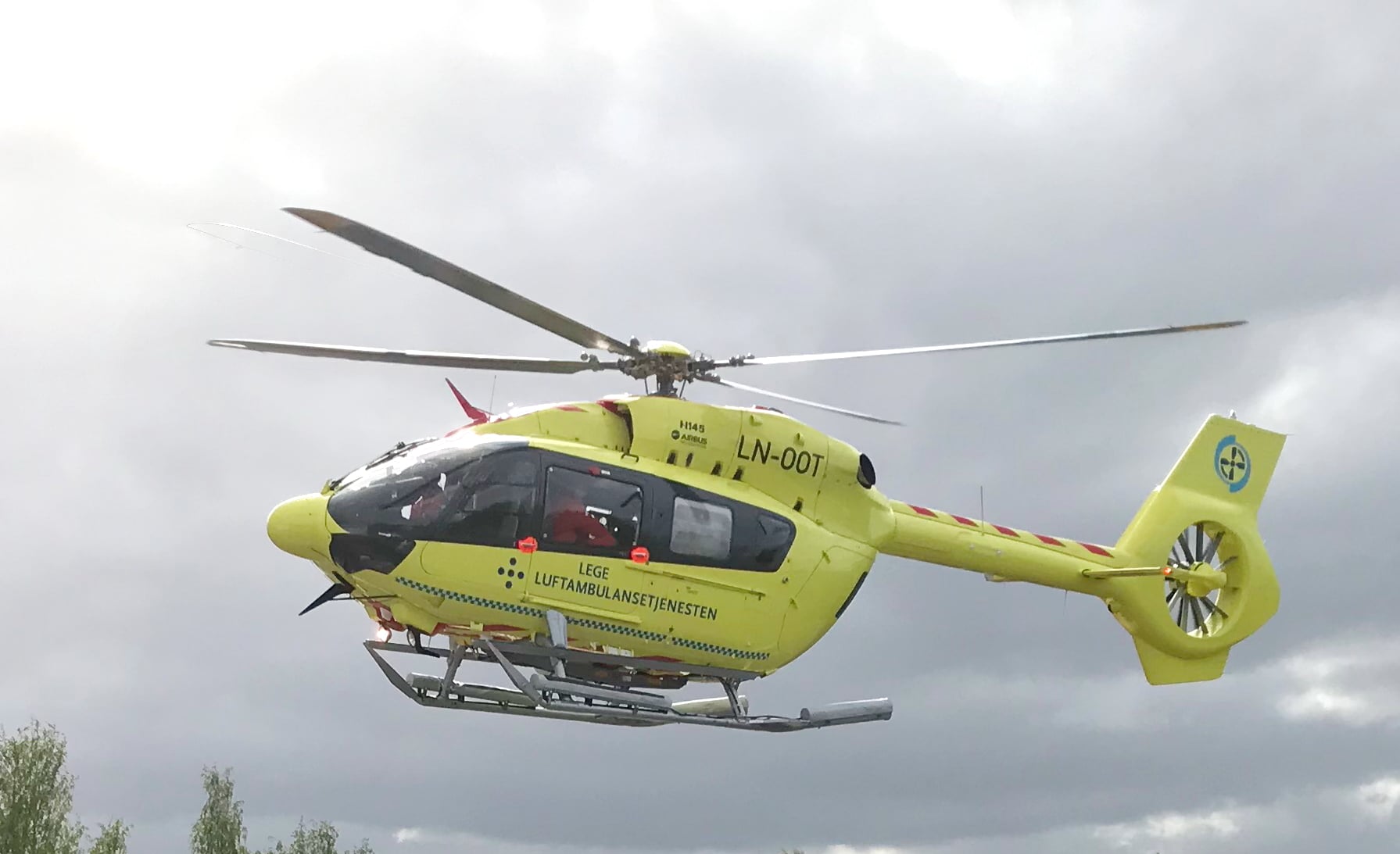 Et gult helikopter på himmelen