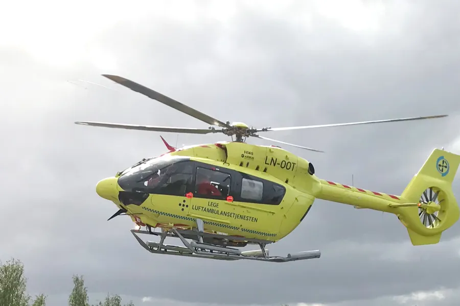 Et gult helikopter på himmelen