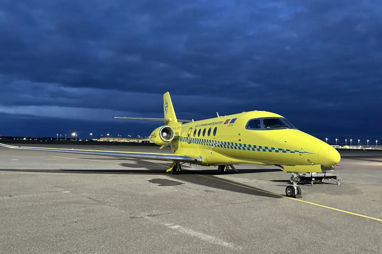 Ambulansefly på en rullebane