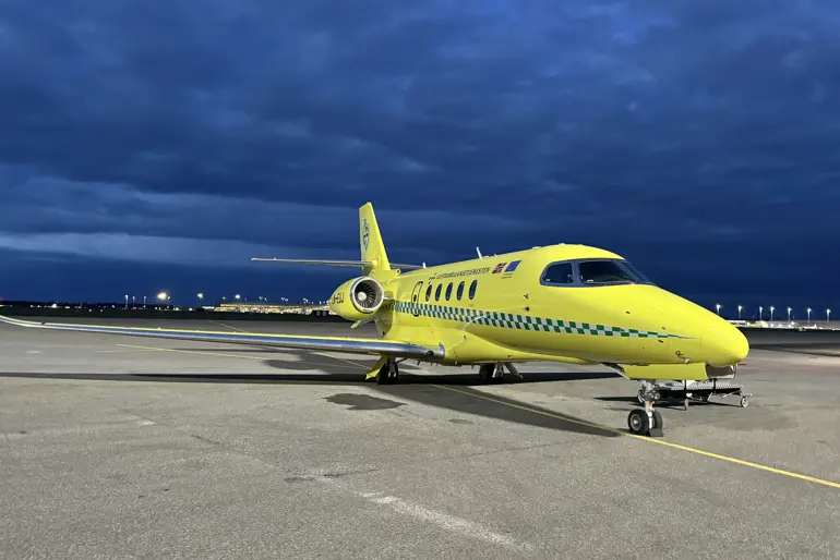 Ambulansefly på en rullebane