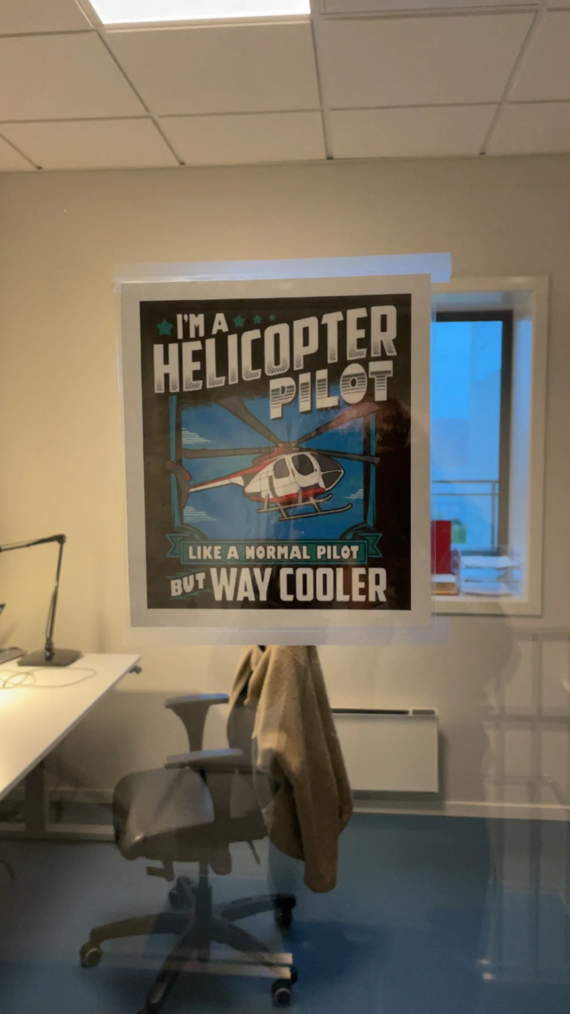 Plakat med teksten: I'm a helikopterpilot. Like a normal pilot but way cooler.