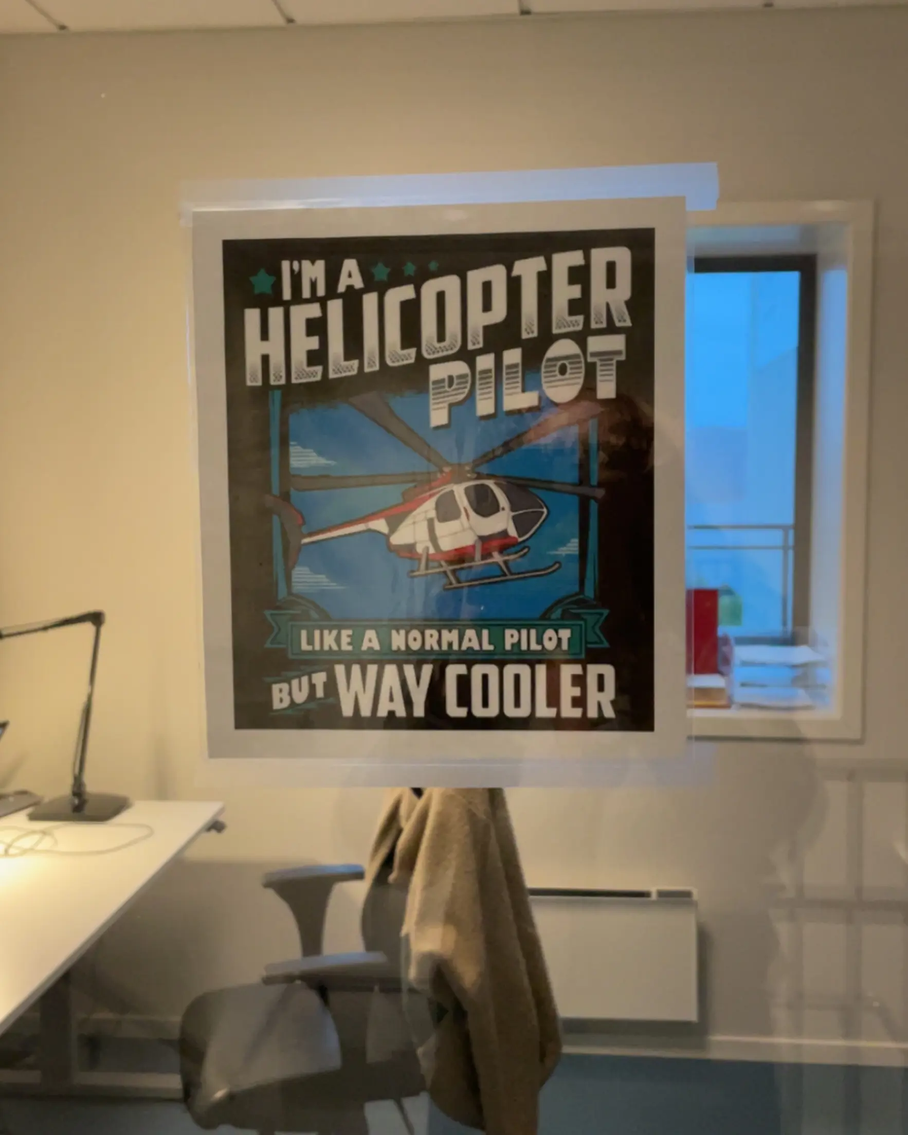 Plakat med teksten: I'm a helikopterpilot. Like a normal pilot but way cooler.