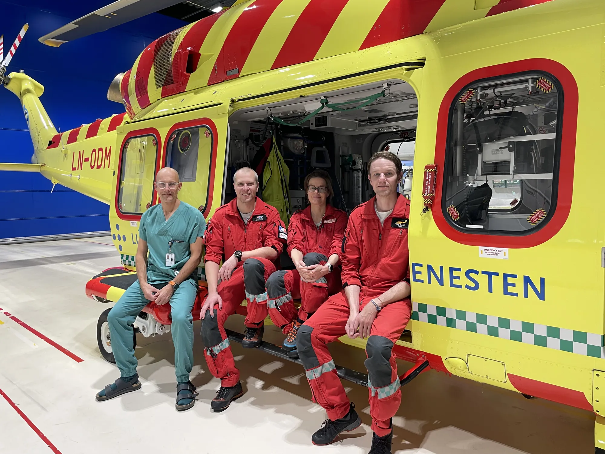 Crew foran helikopter