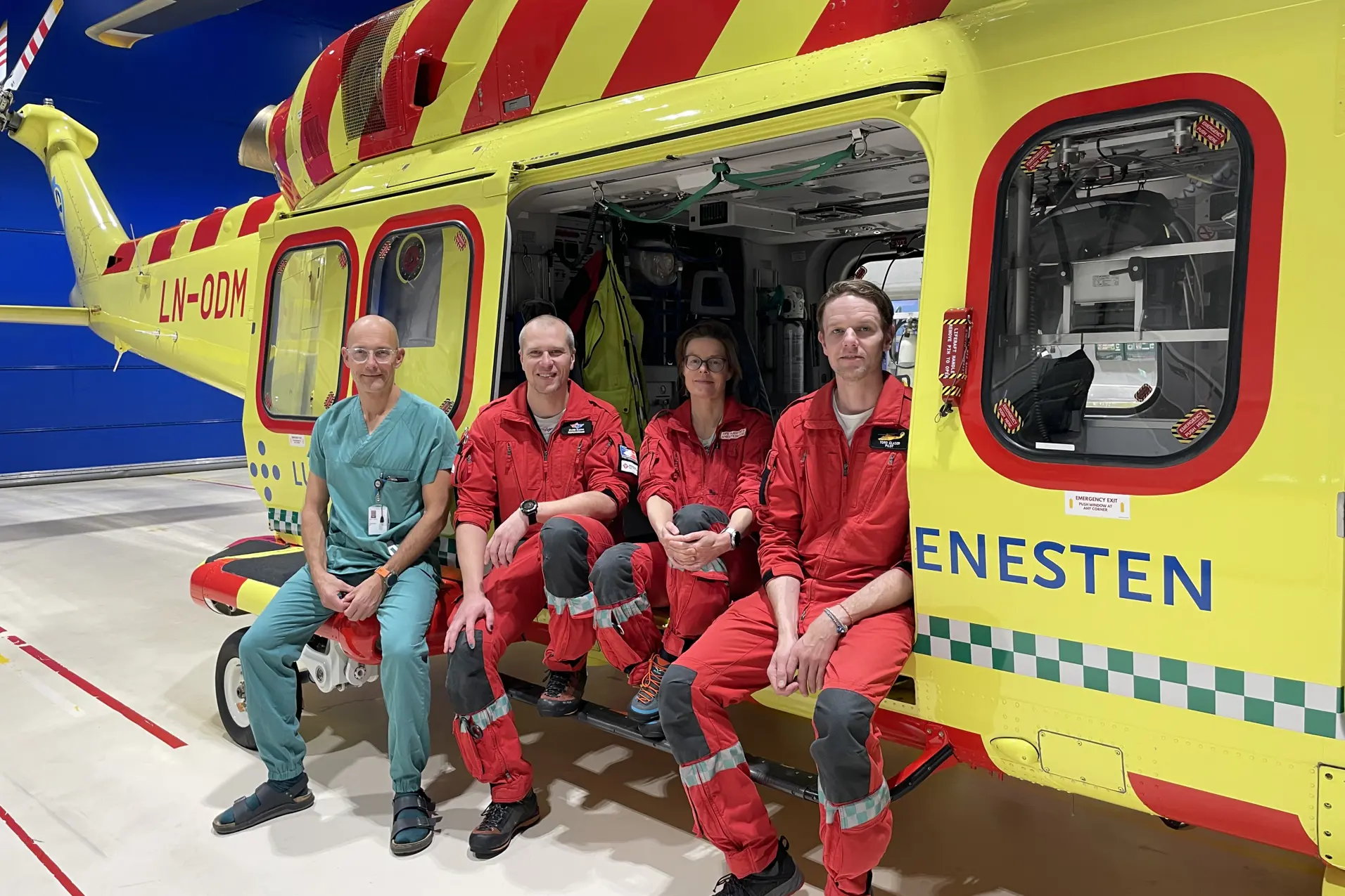 Crew foran helikopter