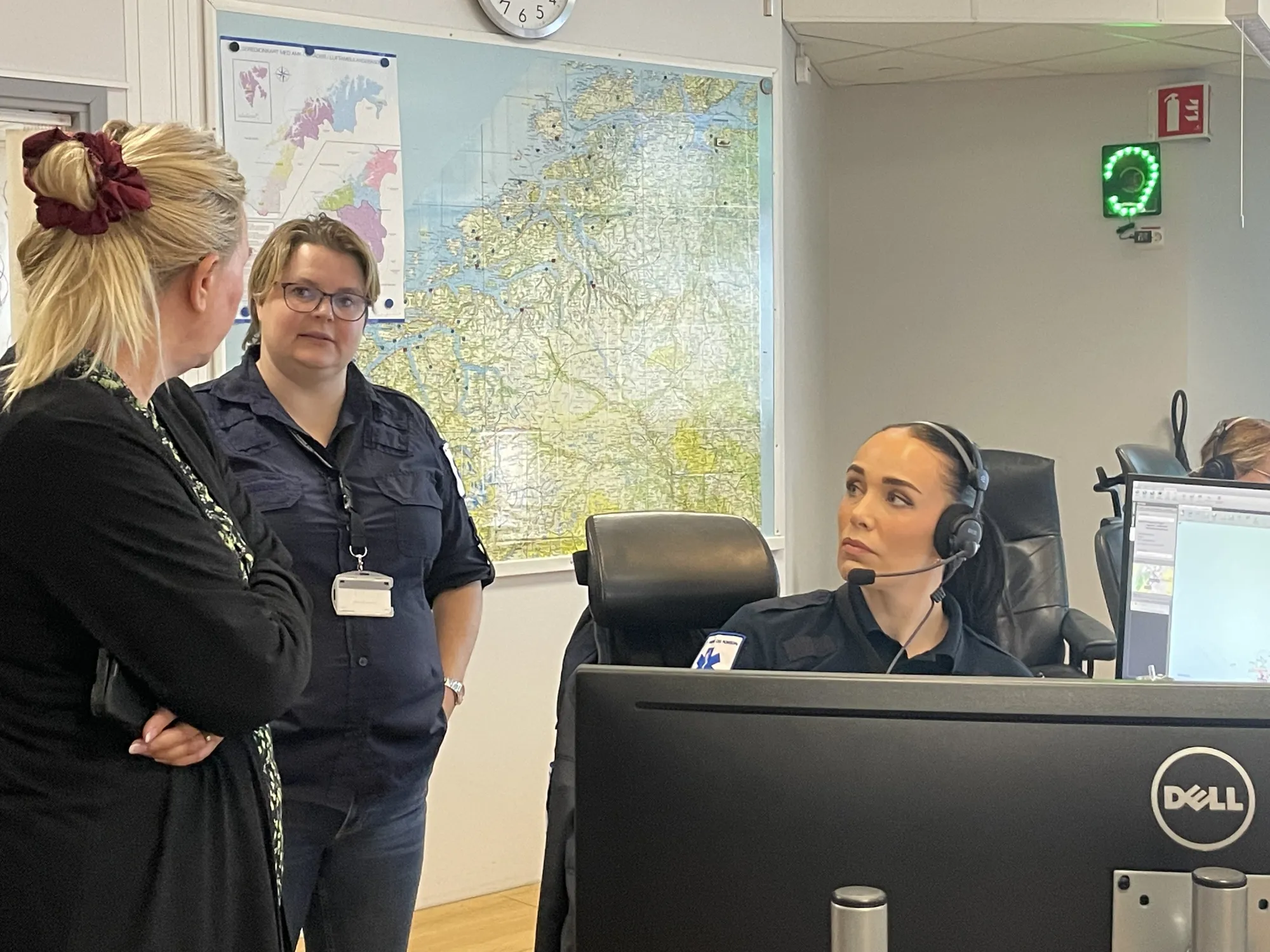 En kvinne som snakker med en mann i en stol