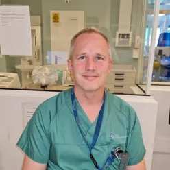 En mann i blå skjorte