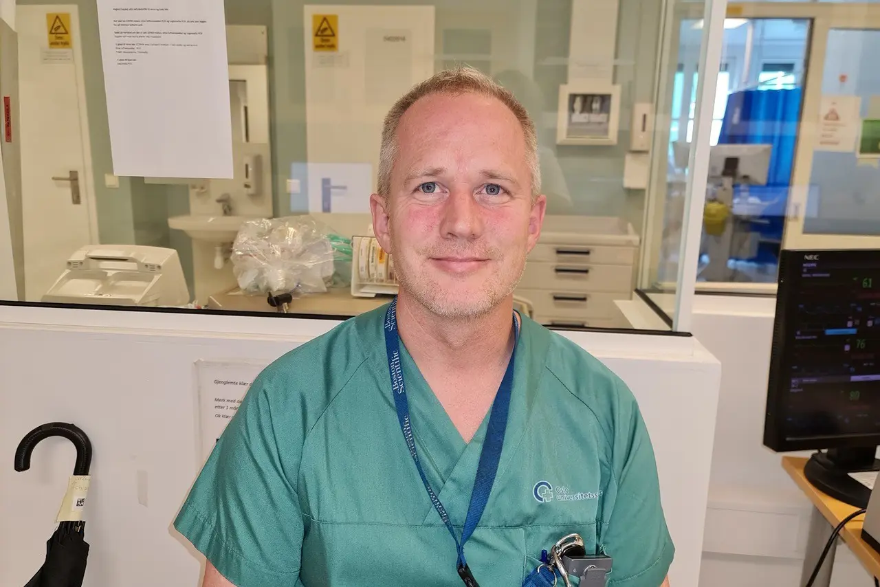 En mann i blå skjorte