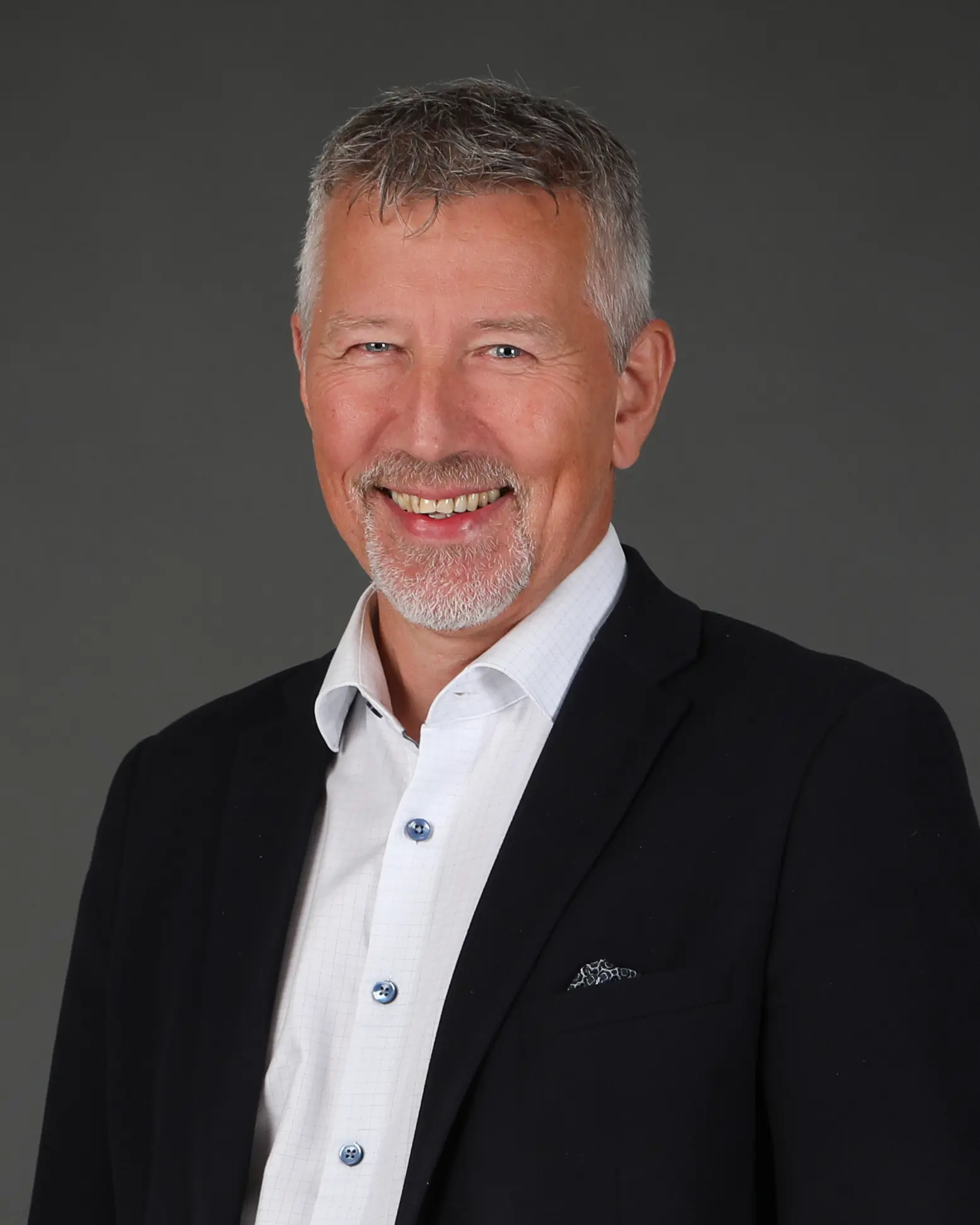 En mann som smiler til kameraet