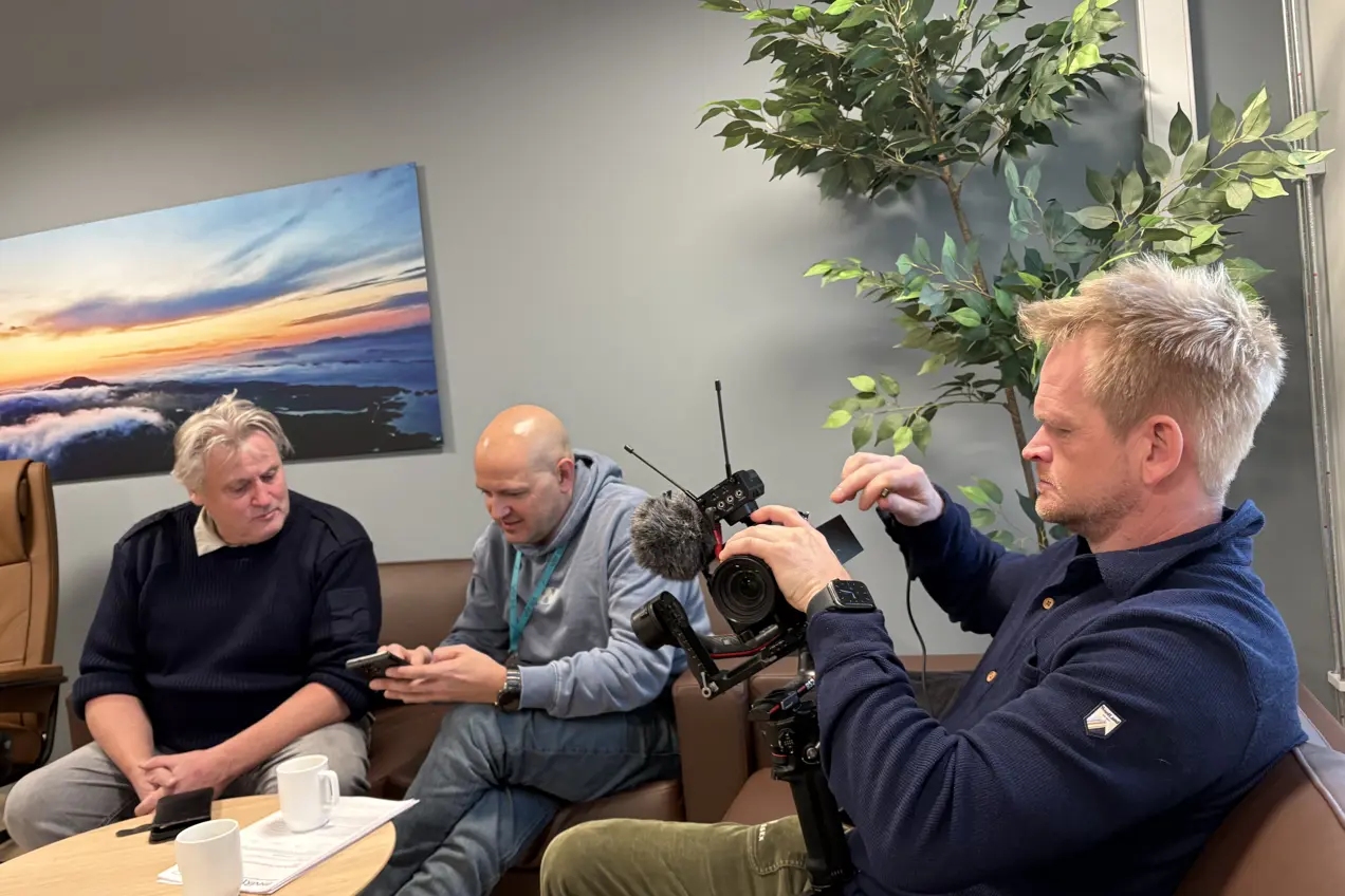 En mann som holder et kamera