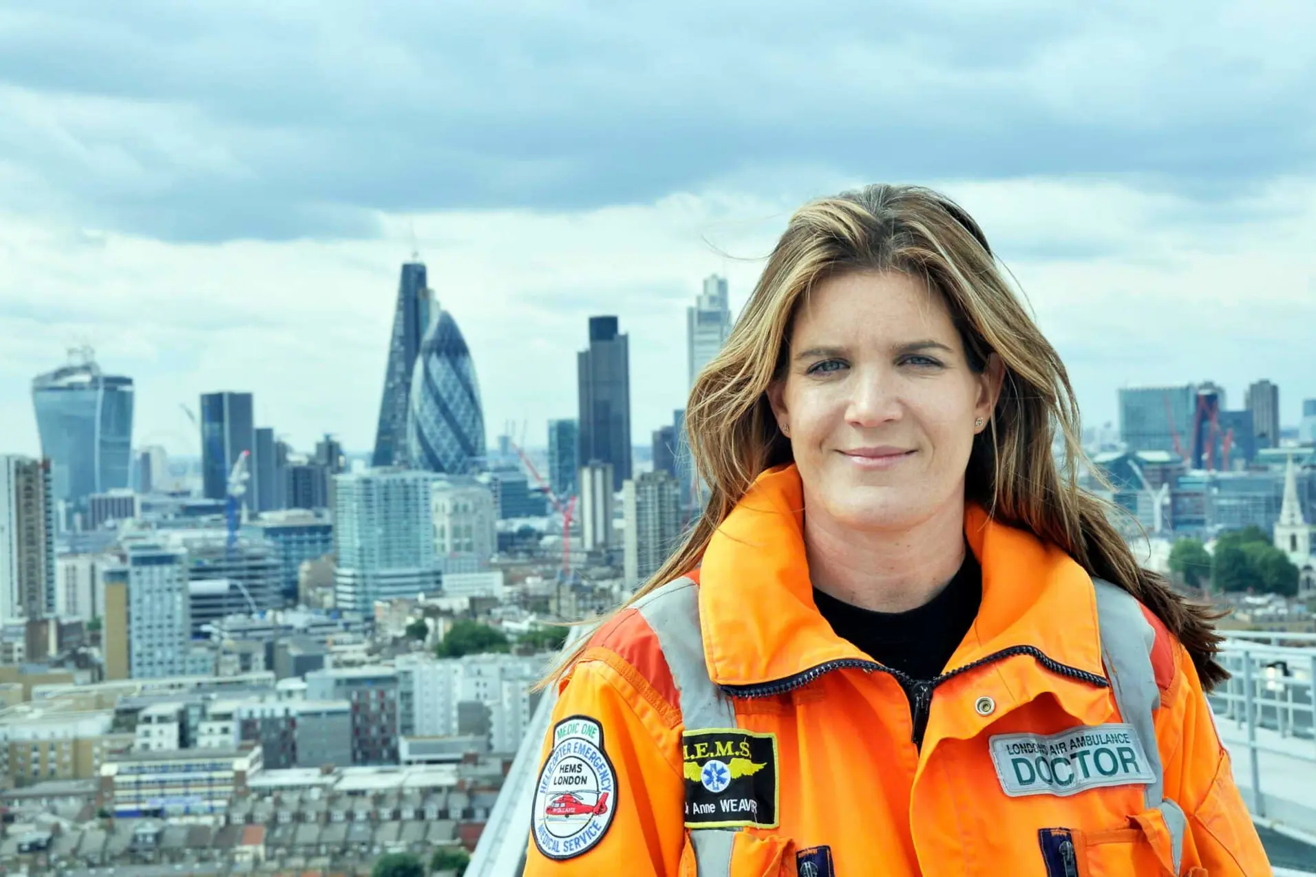 Anne Weaver med London som bakgrunn