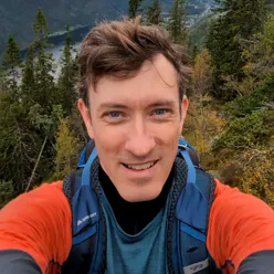 En mann med ryggsekk