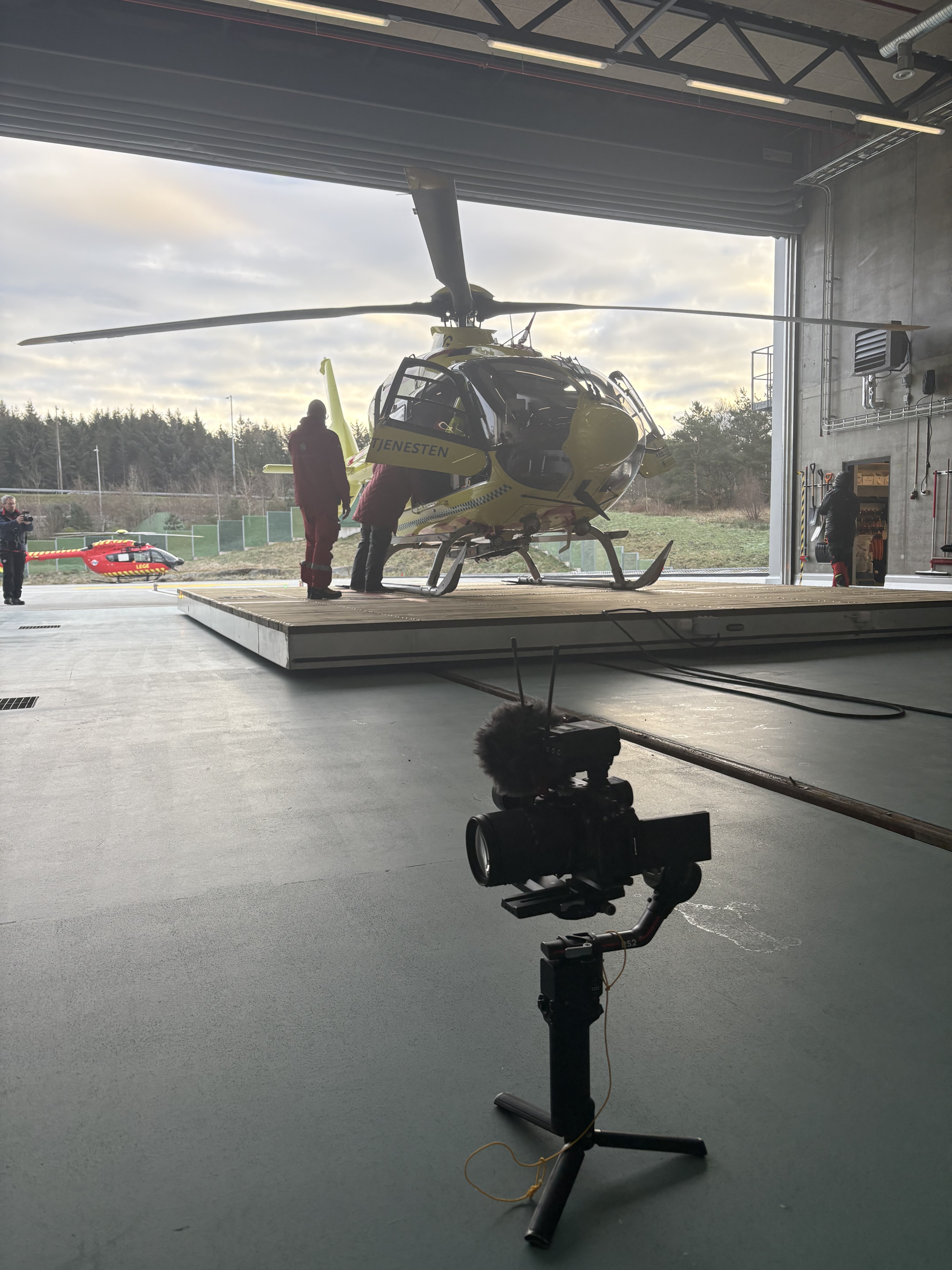 En kamera på stativ foran et helikopter