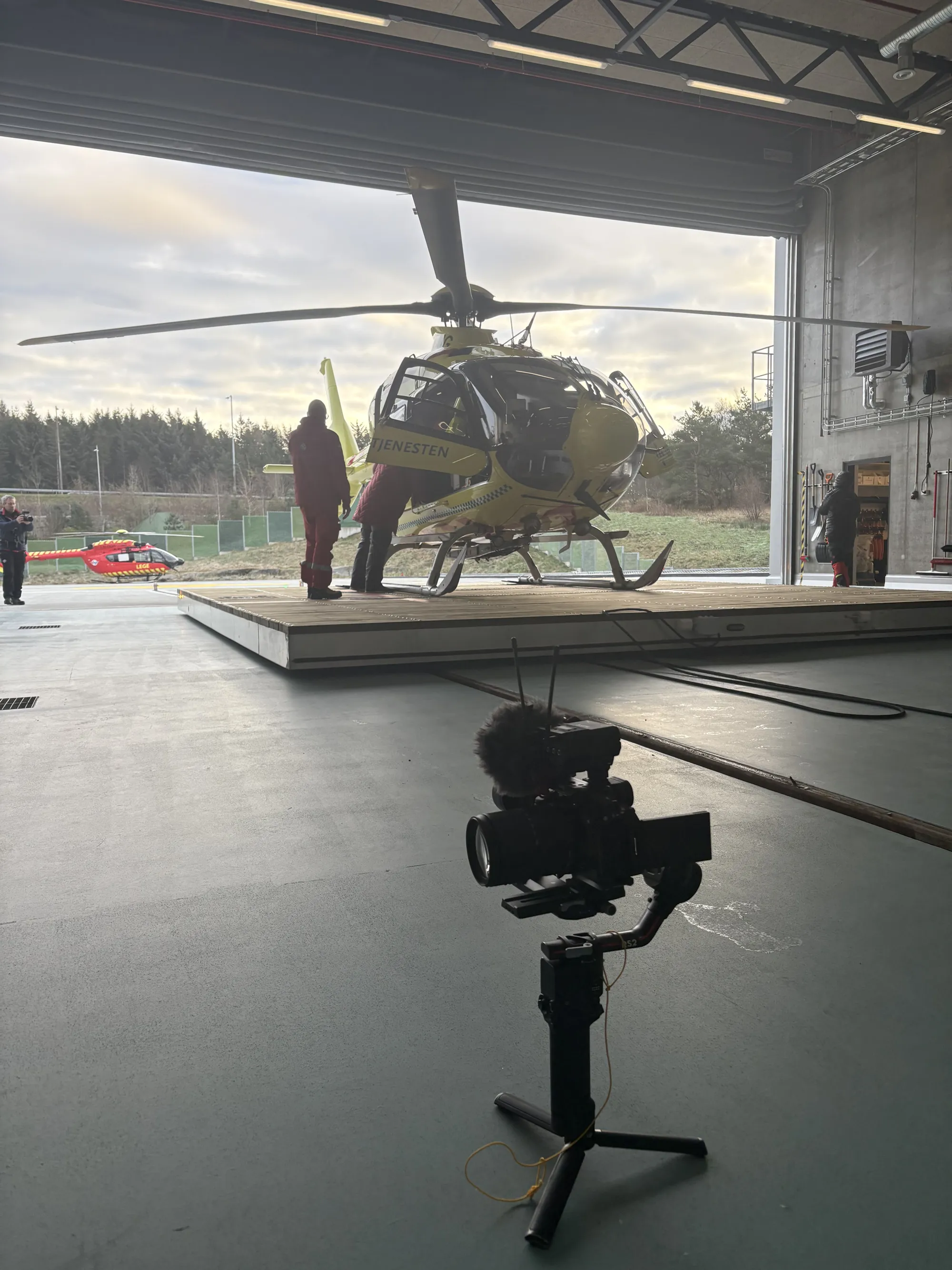 En kamera på stativ foran et helikopter