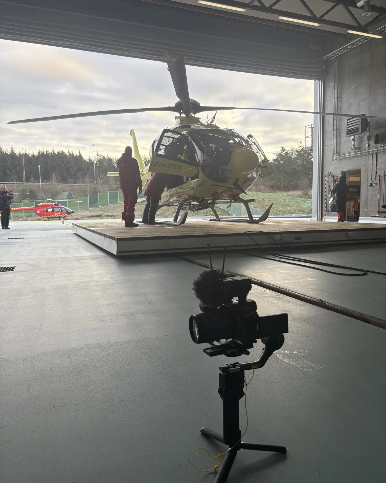 En kamera på stativ foran et helikopter