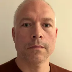 En mann som tar en selfie