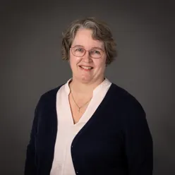 En kvinne som smiler