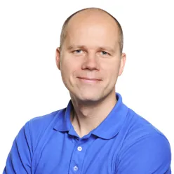 En mann i blå skjorte